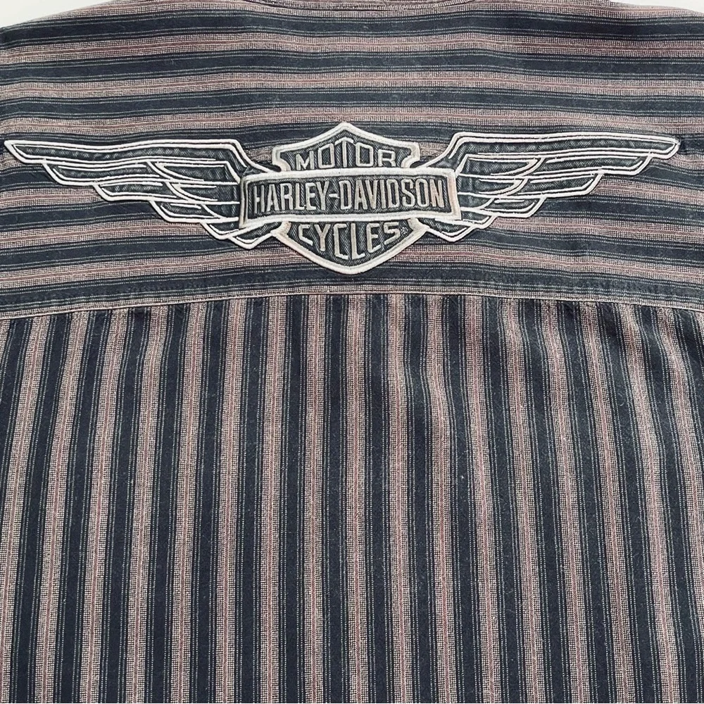 Vintage Harley-Davidson Men's Black and Red Pin‎ Striped Shirt